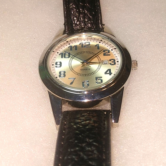 Beautiful Men's Black and Silver Quartz Watch - Picture 2 of 2